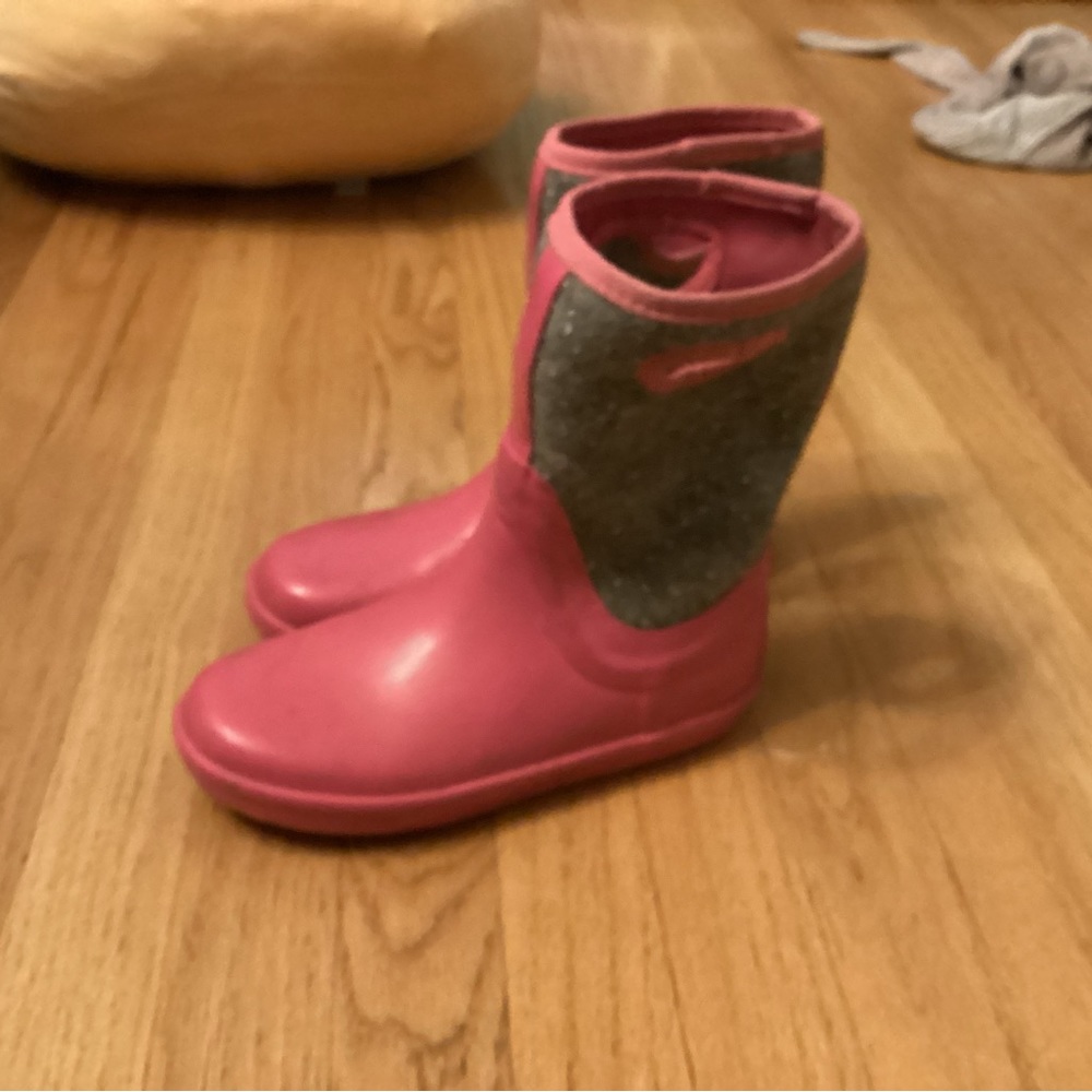 Ugg pink rain boot with rhinestone